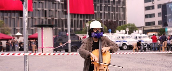 3_IU_Cellist_Taksim_300_-®PortAuPrincePictures