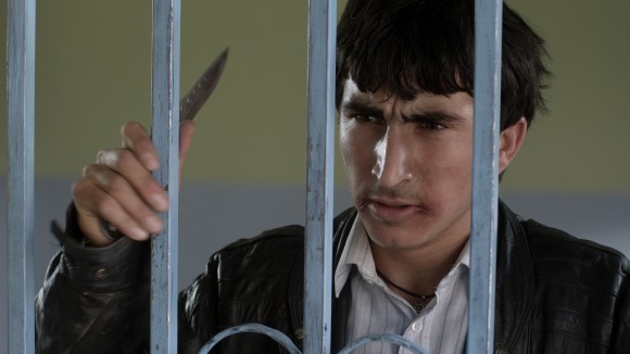 Siyar (Taher Abdullah Taher) mit Messer; Standbild aus dem Film 
