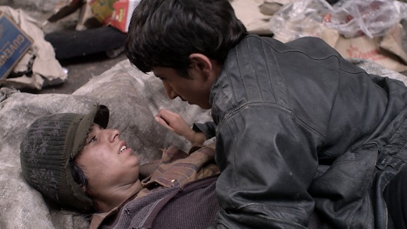 Siyar (Taher Abdullah Taher) lernt Evin (Suzan Ilir) kennen; Standbild aus dem Film 