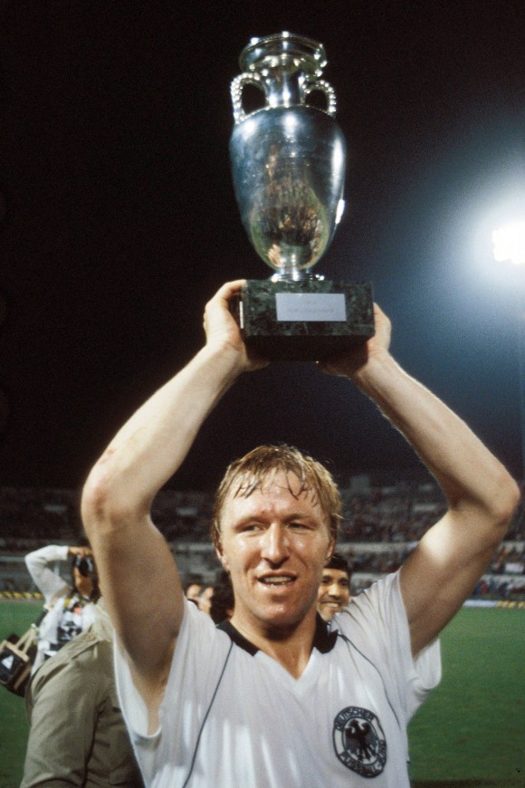 UEFA EURO - Die offizielle Chronik - DVD-Box

Horst Hrubesch stemmt den Pokal - Deutschland ist Europameister 1980