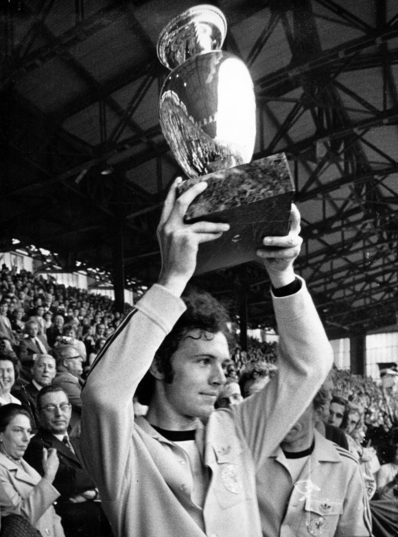 UEFA EURO - Die offizielle Chronik - DVD-Box

1972: Franz Beckenbauer (BR Deutschland) präsentiert den Pokal, Deutschland ist Europameister
 