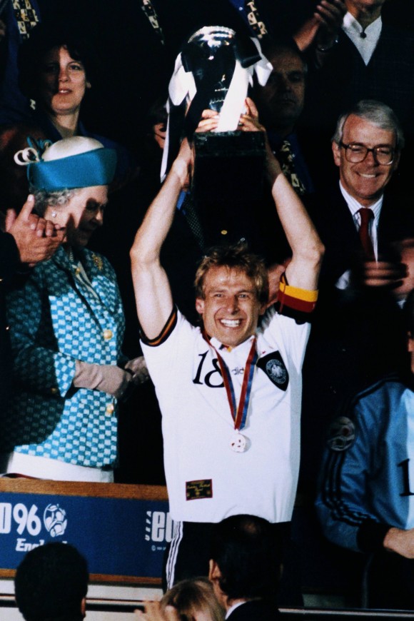 UEFA EURO - Die offizielle Chronik - DVD-Box
Europameister Juergen Klinsmann bei der Siegeehrung mit dem EM Pokal UEFA Fussball Europameisterschaften 1996 in England Finale Tschechische Republik - Deutschland am 30.Juni 1996 im Wembley Stadion in London 

